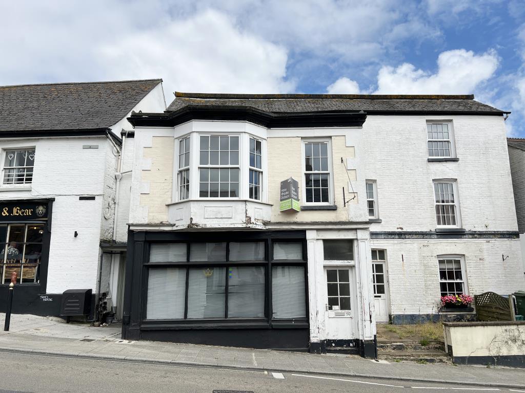 Lot: 145 - THREE-BEDROOM MAISONETTE FOR INVESTMENT OR OCCUPATION - Street view of property